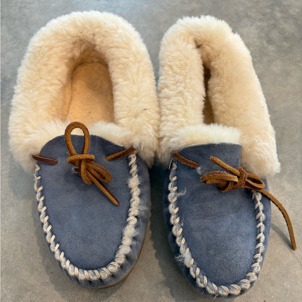 Women’s blue shearling lined LL Bean Wicked slippers size 6.5-7